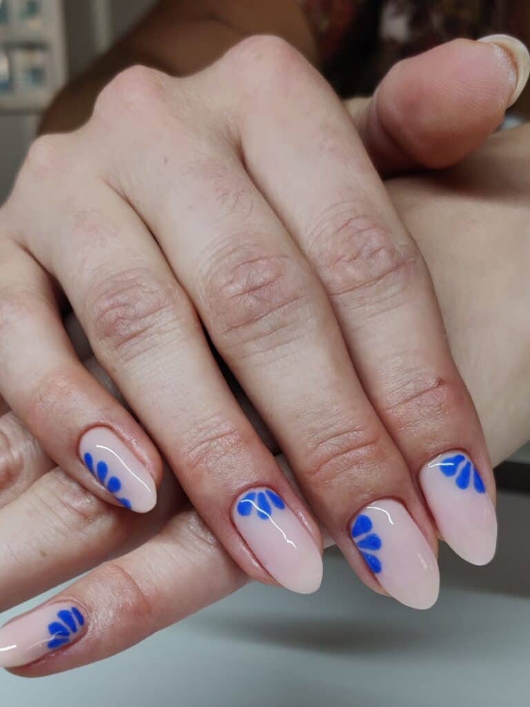 fingernägeldesign-blaue-blume