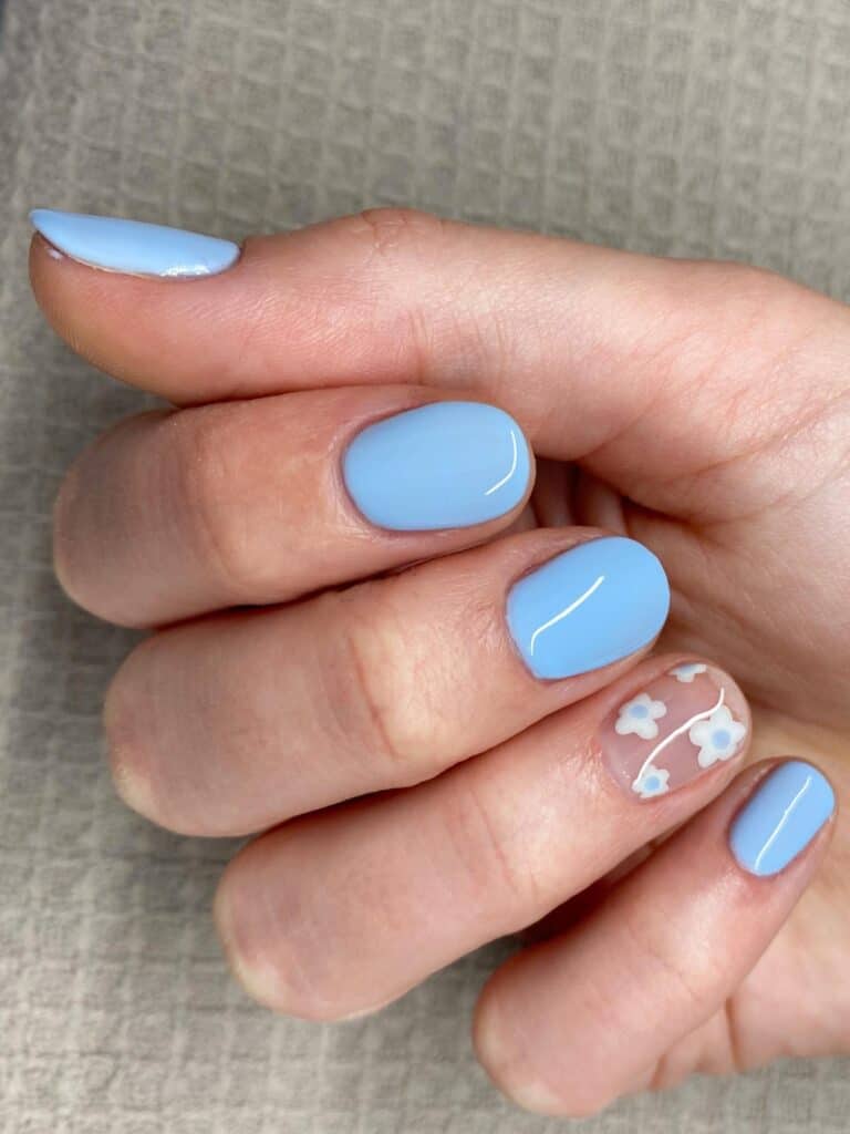 fingernaegeldesign-babyblue-mit-blumen