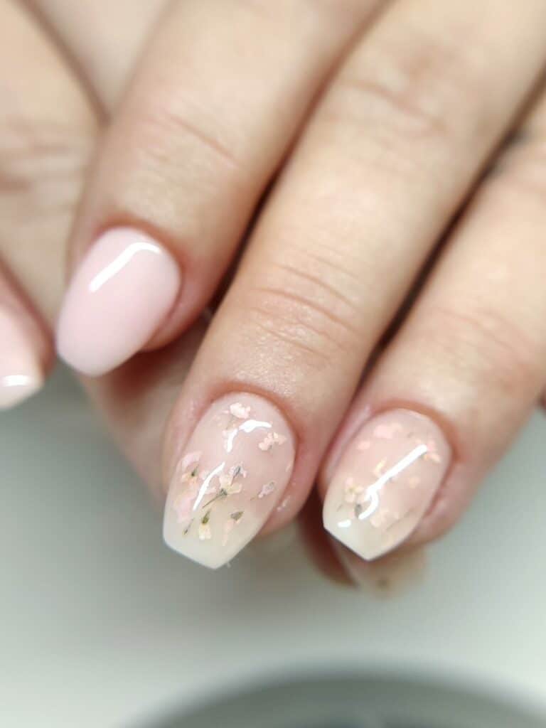 fingernaegeldesign-blumen-klein