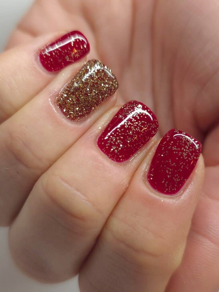 fingernaegeldesign-cherryrot-glitzer