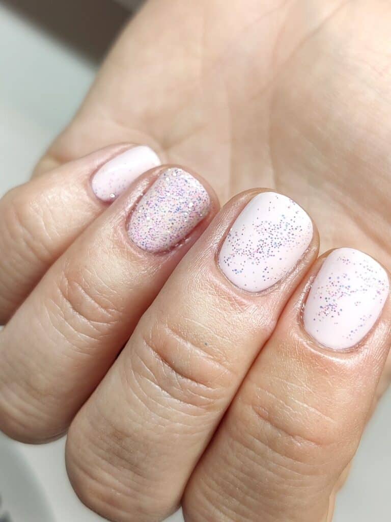 fingernaegeldesign-creme-glitzer