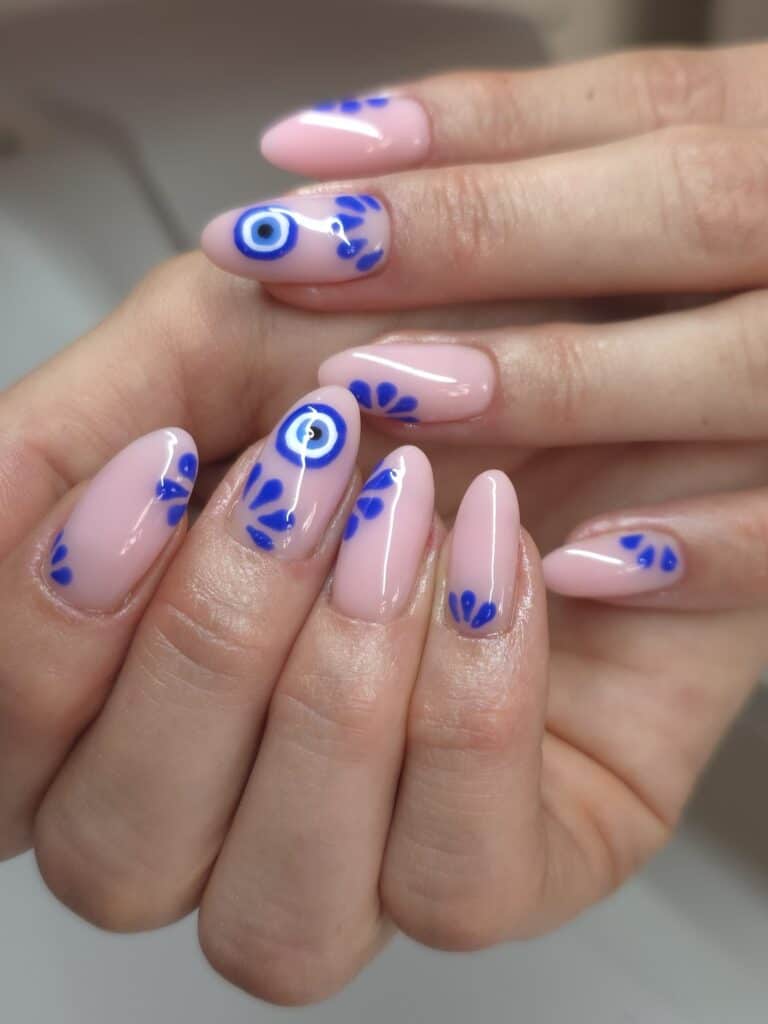 fingernaegeldesign-dunkelblau-schutzauge