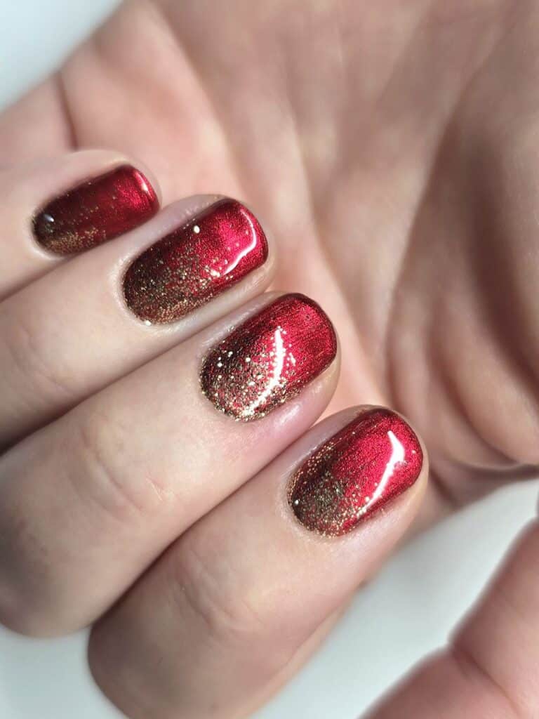 fingernaegeldesign-dunkelrot-glitzer