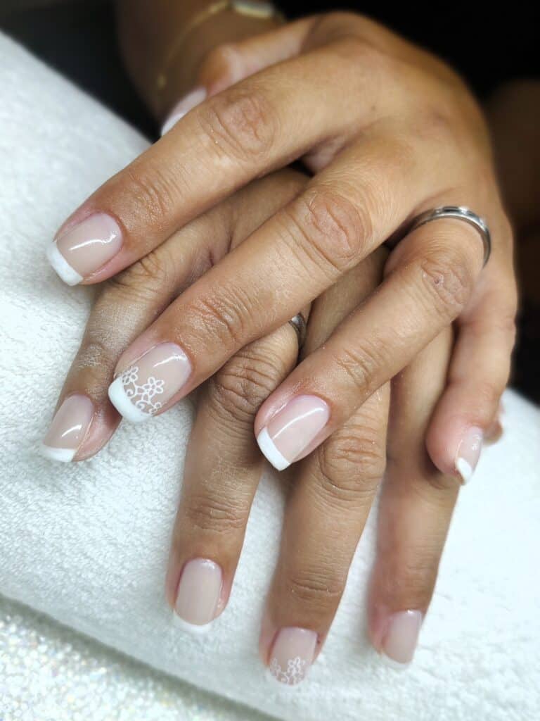 fingernaegeldesign-french-blumen