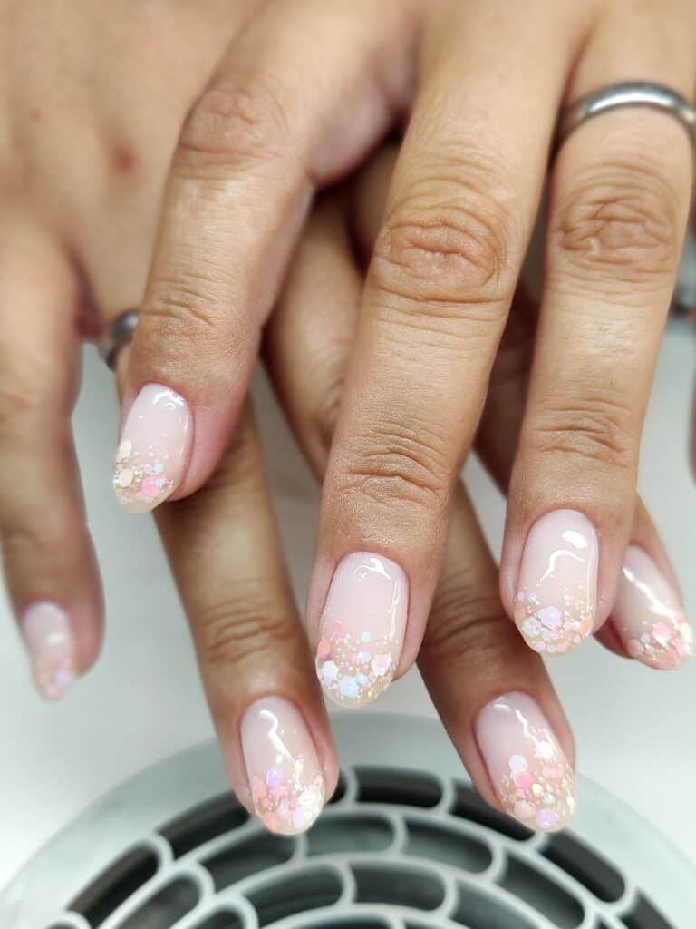 fingernaegeldesign-glitzerwaben-bunt