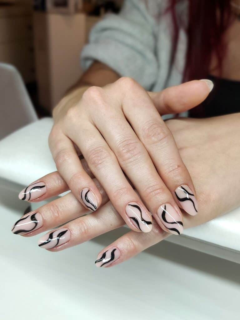 fingernaegeldesign-linien-schwarz