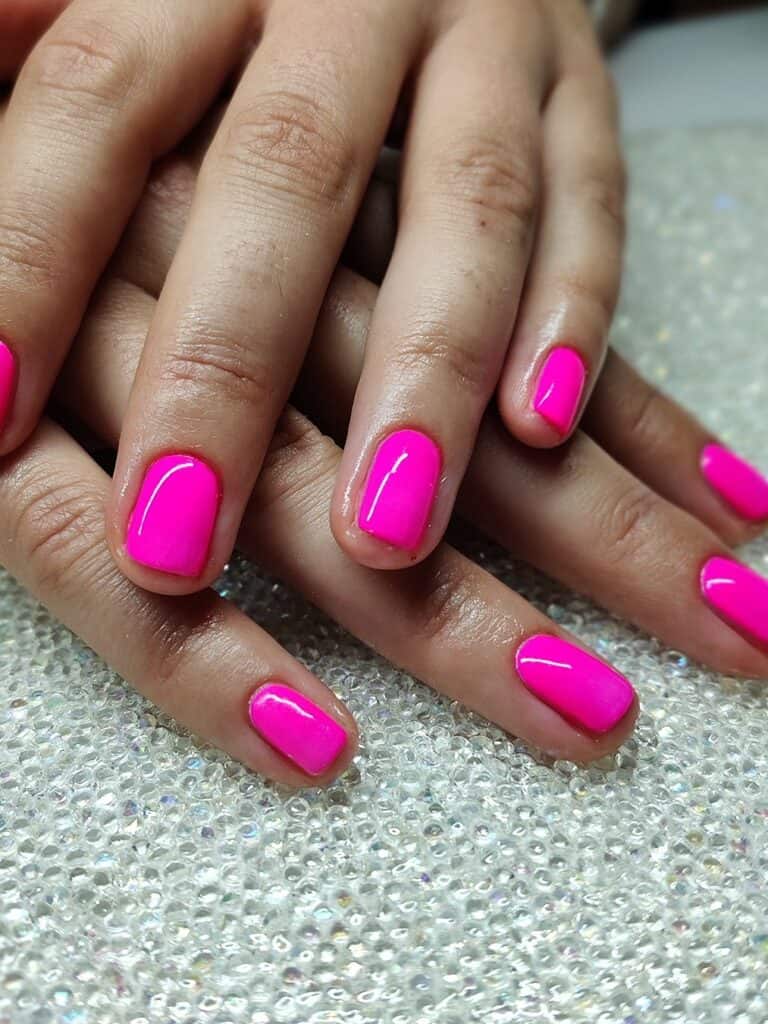 fingernaegeldesign-neon-pink-voll