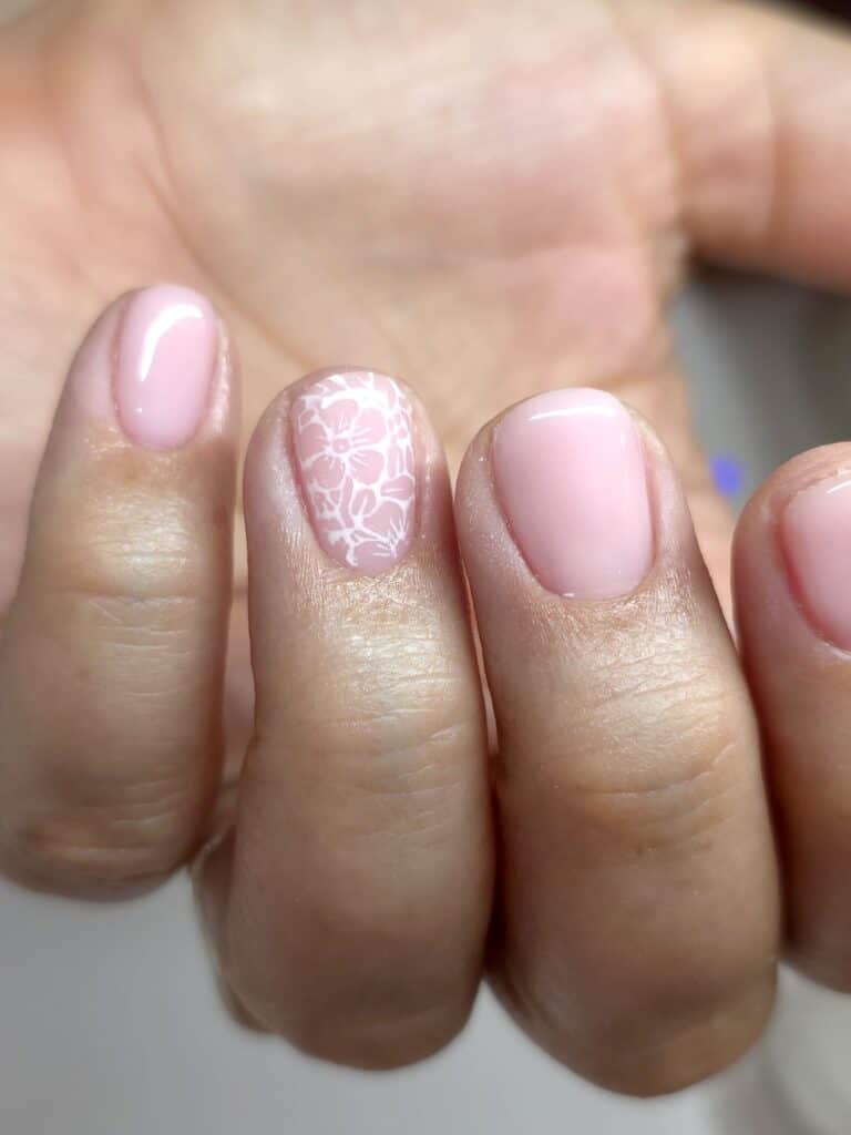 fingernaegeldesign-nude-blumenmuster-weiss