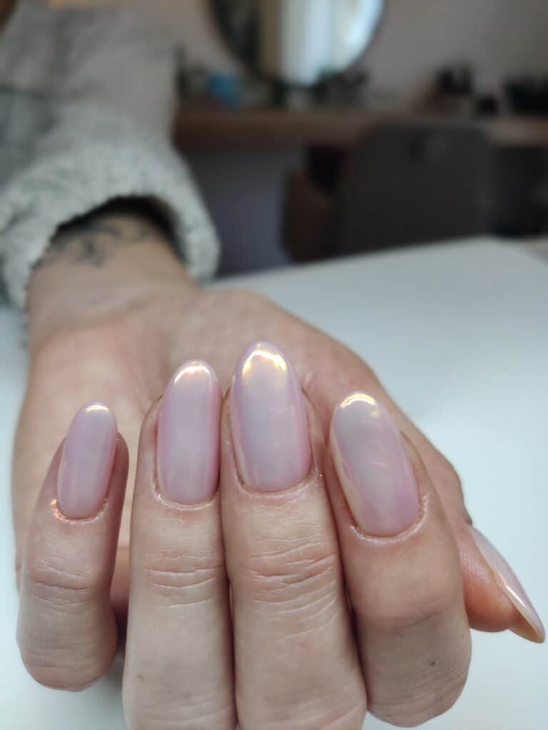 fingernaegeldesign-nude-schillernd