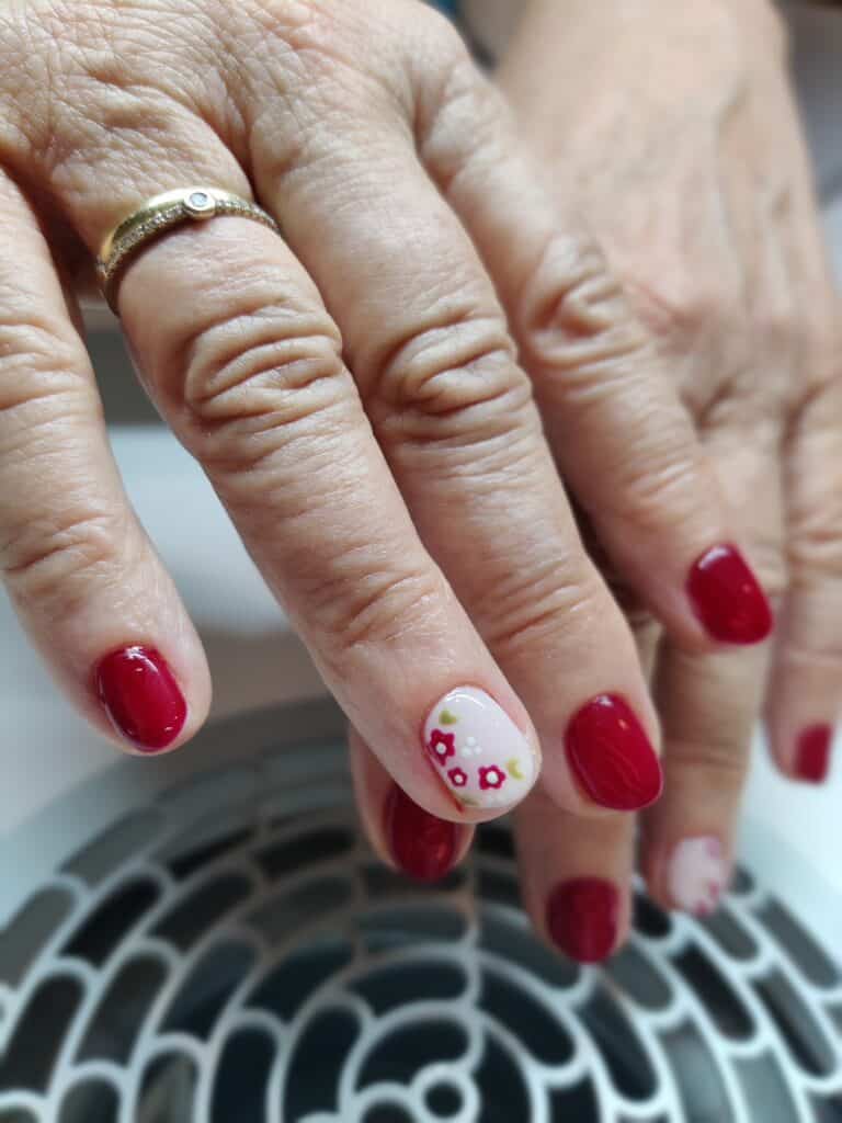 fingernaegeldesign-rot-blumen