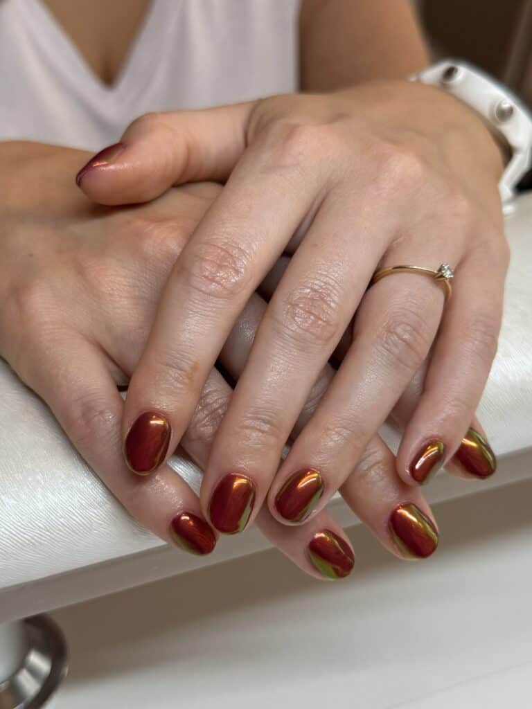fingernaegeldesign-rot-schillernd