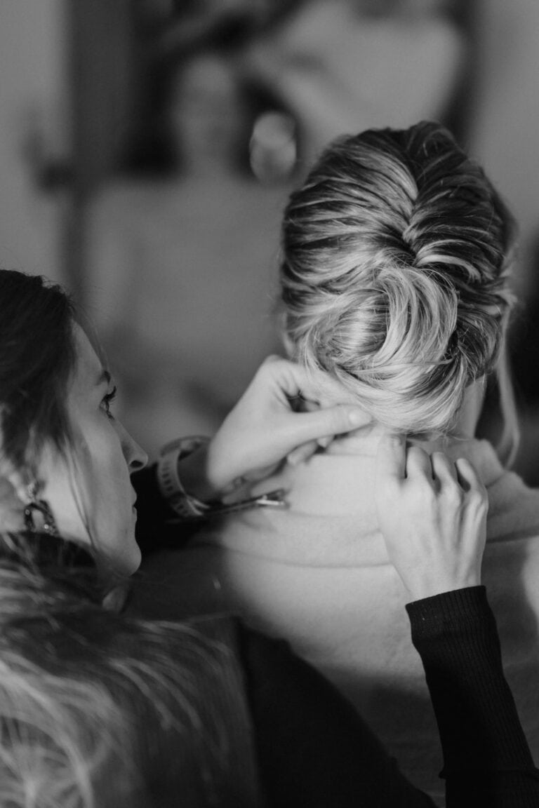 lookbook-backstage-fischgraeten-hochsteck-frisur