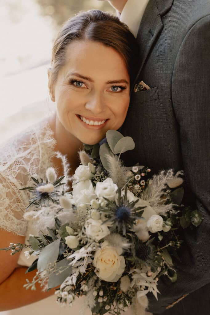 lookbook-christina-braut-mit-brautstrauss