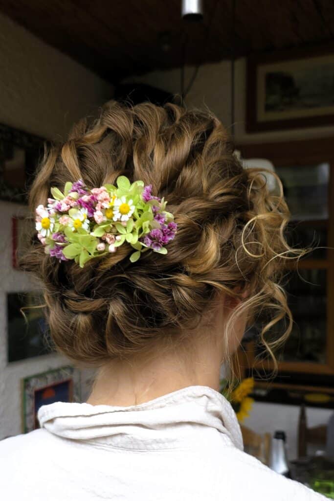 lookbook-christina-frisur-blumengesteck-4