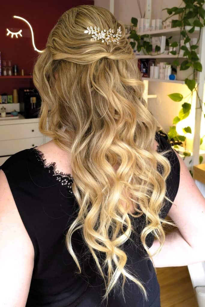 lookbook-christina-frisur-halboffen-locken