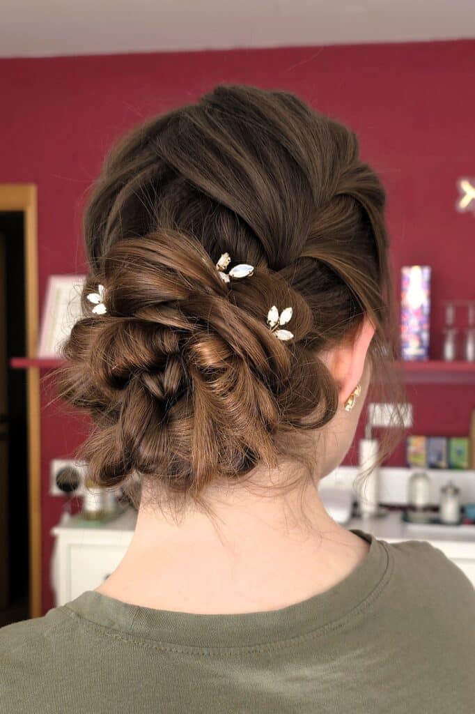 lookbook-silvia-franzoesische-hochsteckfrisur-mit-blumen